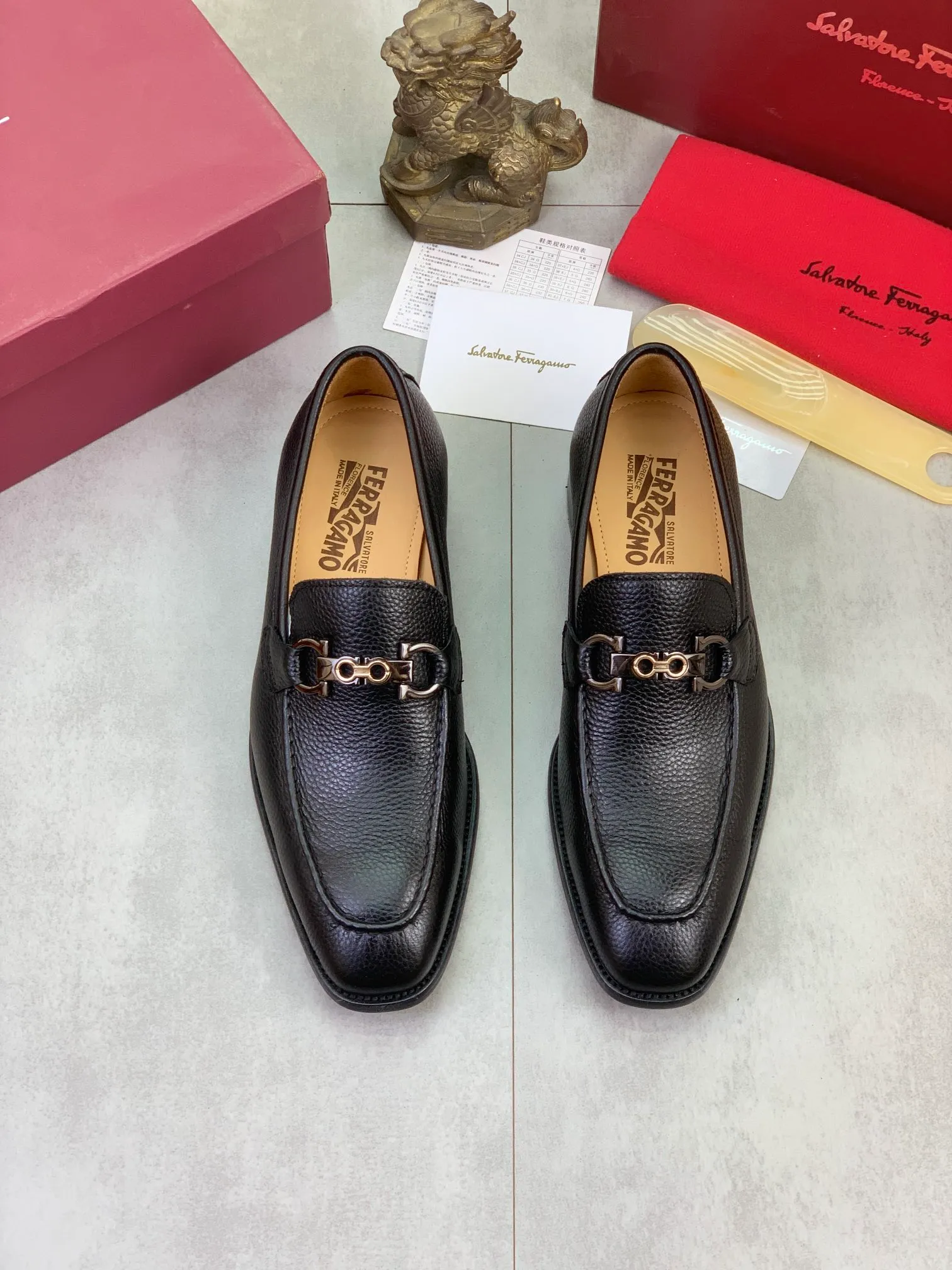Men's Men's Shoes 💰P460💰[New Style] Water-dyed Niuli 🆘[Salvatore Ferragamo] Ferragamo's latest casual business leather shoes for men! Available at counters simultaneously! The fabric is made of specially imported original pebbled calfskin, and the lining is made of imported water-dyed cowhide. It is absolutely luxurious and leads the fashion trend. Matching code: 38-47 black and brown optional
